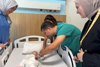 Kalbi Göğüs Dışında Doğan Bebek Başarıyla Ameliyat Edildi