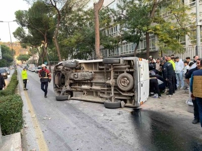 Kaldırıma &ccedil;arpıp takla attı, park halindeki ara&ccedil;lara &ccedil;arparak durabildi