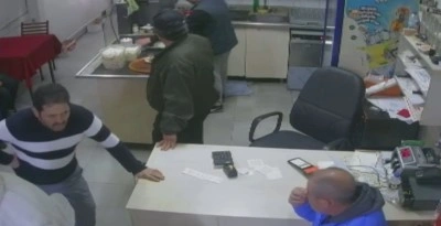 Kalp krizi geçiren vatandaş yardım istemek için kıraathaneye sığındı... O anlar kamerada