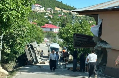 Kamyon eve çarpıp devrildi sürücü hayatını kaybetti