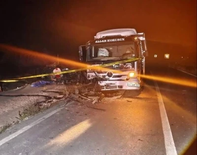 Kamyon ile otomobil kafa kafaya &ccedil;arpıştı: 1 &ouml;l&uuml;, 1 yaralı