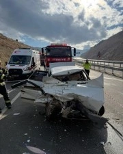 Kamyona arkadan çarpan otomobil hurdaya döndü