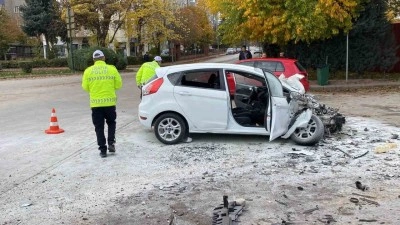 Kamyona yandan &ccedil;arpan aracın 70 yaşındaki s&uuml;r&uuml;c&uuml;s&uuml; hayatını kaybetti
