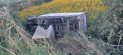 Kamyonet ay&ccedil;i&ccedil;eği tarlasına u&ccedil;tu