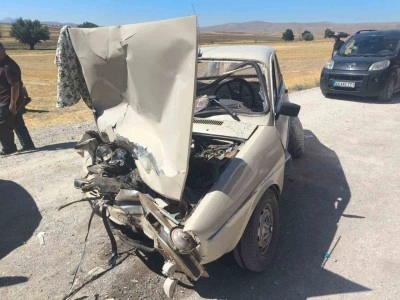 Kamyonet ile otomobil çarpıştı, 2 yaralı