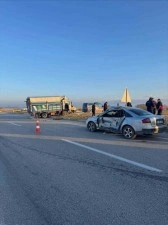 Kamyonet ile otomobil &ccedil;arpıştı 6 kisi yaralandı