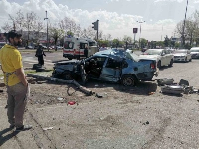 Kamyonet ile otomobil kafa kafaya çarpıştı