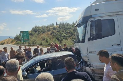 Kamyonet otomobile &ccedil;arptı: 1 kişi yaşamını yitirdi
