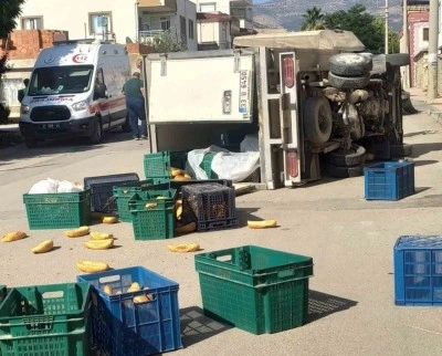 Kamyonetler çarpıştı, sürücülerden biri yaralandı