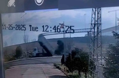Kamyonun a&ccedil;ılan damperi direkleri yıktı, o anlar kameraya yansıdı