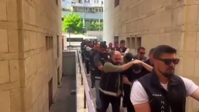 Kapıları ko&ccedil;başlarıyla kırdılar uyuşturucu tacirlerini yakaladılar