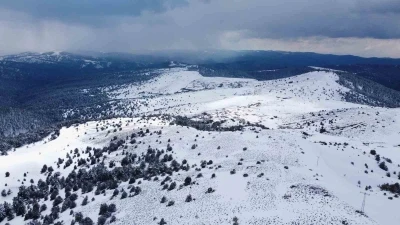 Kar manzarası i&ccedil;in 2 bin 77 metreye &ccedil;ıkıyorlar