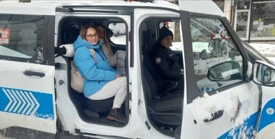 Kar sebebiyle sınava geç kalan öğrencilerin yardımına polis yetişti