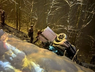 Kar yağışı kazayı beraberinde getirdi: Cip şarampole yuvarlandı, 3 kişi yaralandı