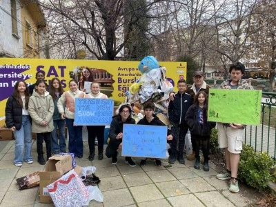 Kar yağmayınca atıklardan ‘Çöp Adam’ yaptılar
