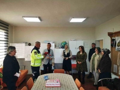 Karacabey&rsquo;de jandarmadan &Ouml;ğretmenler G&uuml;n&uuml;&rsquo;nde anlamlı ziyaret