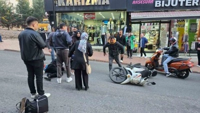 Karadeniz Ereğli&rsquo;de motosiklet yayaya &ccedil;arptı; 3 yaralı