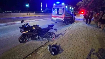 Karşı şeride ge&ccedil;en motosikletin s&uuml;r&uuml;c&uuml;s&uuml; &ouml;l&uuml;mden d&ouml;nd&uuml;