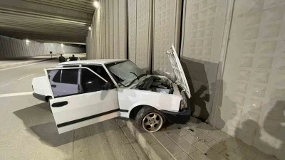 Kontrolden &ccedil;ıkan otomobil alt ge&ccedil;idin duvarına &ccedil;arptı