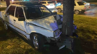 Karaman&rsquo;da otomobil ağaca &ccedil;arptı: 1 yaralı