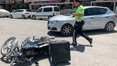 Karaman’da otomobille çarpışan motokurye yaralandı