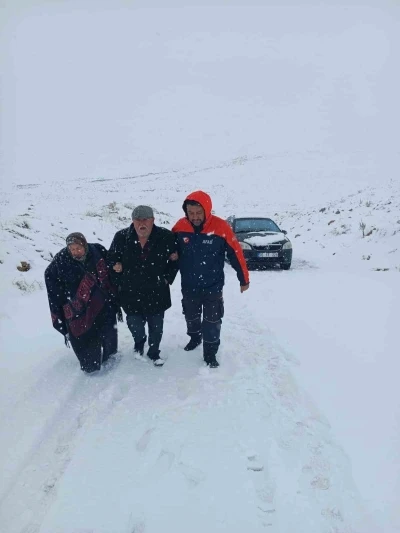 Yolda kalan iki ara&ccedil;taki 4 kişi kurtarıldı