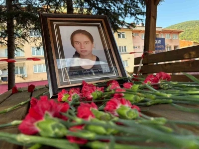 Karanfillerle anıldı: Tutku Burcu K&ouml;seoğlu i&ccedil;in Kur&rsquo;an-ı Kerim ve dua programı d&uuml;zenlendi