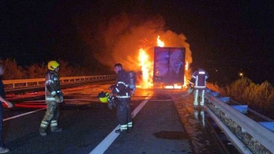 Kargo kamyonu otoyolda alev aldı