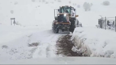 Karla kapanan köy yolunu açan iş makinesi öğrencileri evlerine kavuşturdu