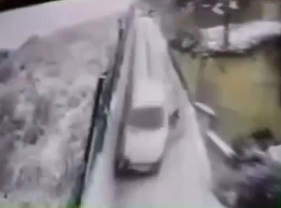 Karla kaplı yokuştan aracı kaymaya başlayan sürücü atlayarak kurtuldu