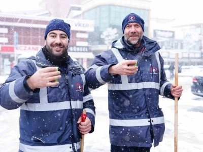 Karla mücadele ekibine iç ısıtan ikram