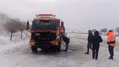 Karla mücadele kamyonu alevlere teslim oldu