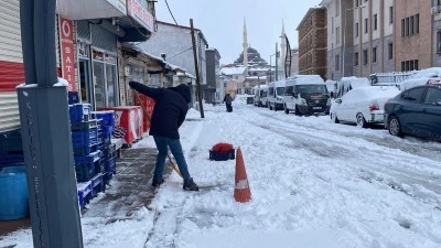 Karlıova&rsquo;da kar yağışı s&uuml;r&uuml;yor