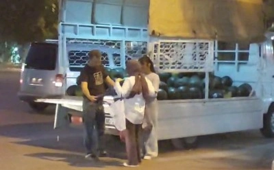 Karpuz tezgahının başındaki babaya kızlarının yaptığı sürpriz duygulandırdı