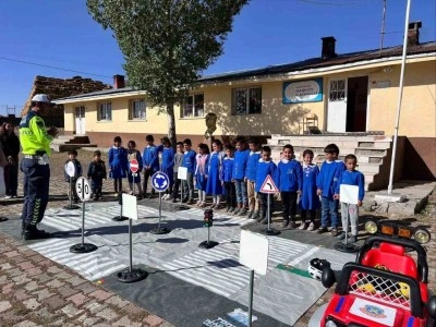 Kars’a jandarmadan öğrencilere yönelik trafik eğitimi
