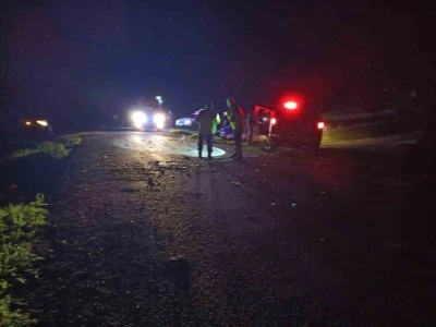 Kars’ta 2 hafif ticari araç çarpıştı: 1 ölü, 4 yaralı