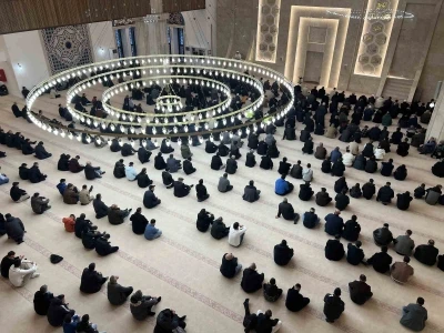 Kars&rsquo;ta bayram namazında camiler doldu, taştı