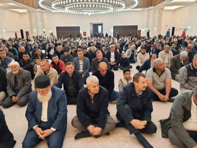 Kars’ta bayram namazında camiler doldu