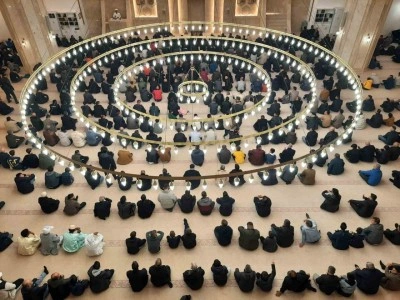 Kars’ta bayram namazında camilere akın