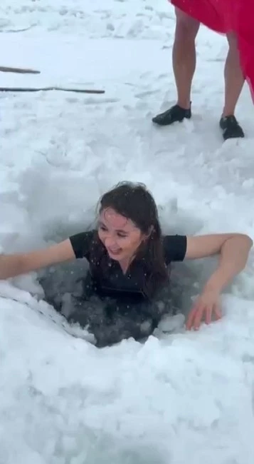 Kars&rsquo;ta bir kadın &Ccedil;ıldır G&ouml;l&uuml;&rsquo;n&uuml;n buz gibi suyuna girdi