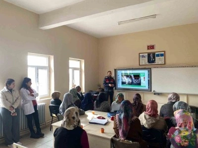 Kars&rsquo;ta jandarmadan "En İyi Narkotik Polisi Anne" eğitimi