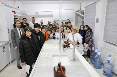 Kars&rsquo;ta &ouml;ğrenciler laboratuvarda analiz s&uuml;re&ccedil;lerini yerinde g&ouml;zlemledi