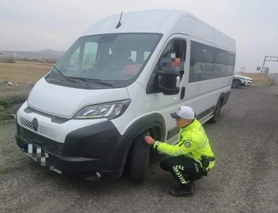 Kars&rsquo;ta trafik ekiplerinden kış lastiği uygulaması