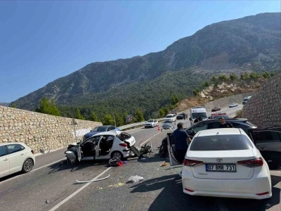 Karşı şeride ge&ccedil;ip 3 araca &ccedil;arptı: 4 yaralı