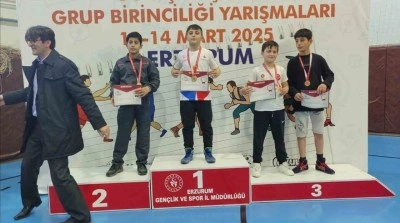 Karslı güreşçiler Erzurum’da rüzgar gibi esti