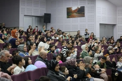 Kartepe&rsquo;de &ccedil;ocuklar "Karlar Diyarı" oyunuyla eğlendi