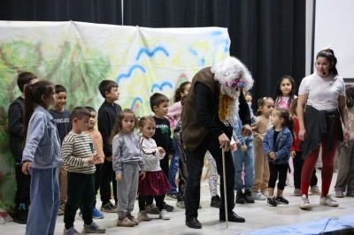 Kartepe&rsquo;de hem b&uuml;y&uuml;klere hem k&uuml;&ccedil;&uuml;klere tiyatro ziyafeti