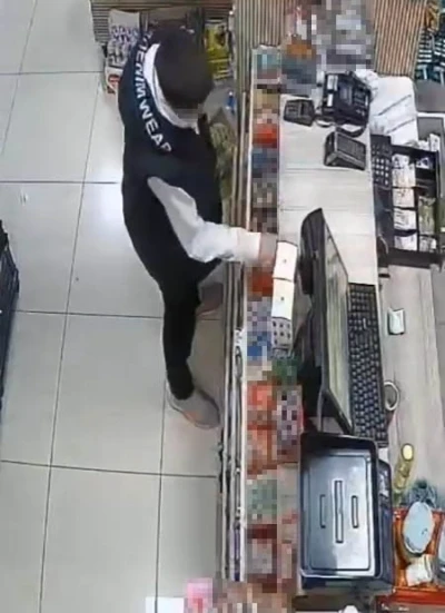 Kasiyeri farklı y&ouml;ne y&ouml;nlendirip, kasada bulunan eriği &ccedil;aldı