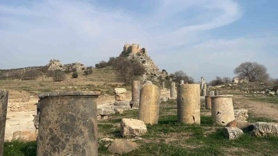 Kastabala Tiyatrosu&rsquo;ndaki kazılarda yeni masklar ortaya &ccedil;ıkarıldı