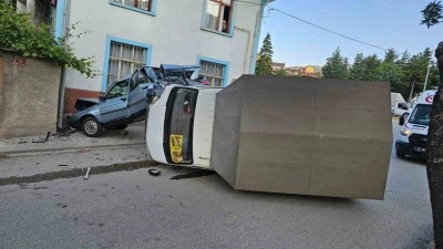 Kastamonu’da kamyonet park halindeki otomobile çarptı: 1 yaralı